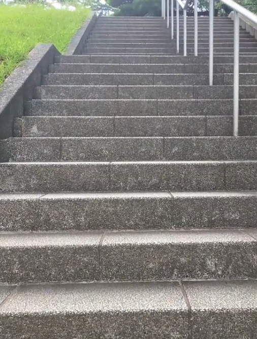 階段をのぼるイメージ